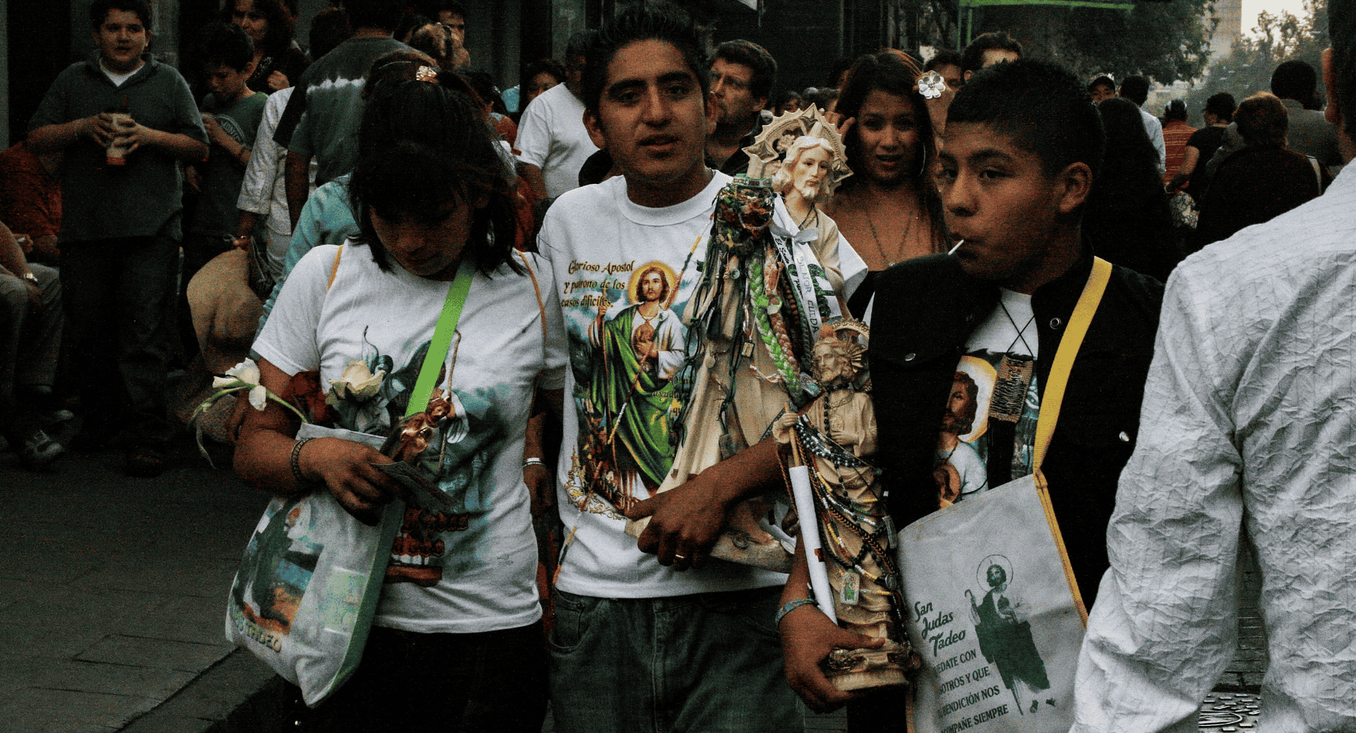 Sanjuderos en el centro de la Ciudad de México, caminando con imágenes, camisetas y escapularios de San Judas Tadeo.
