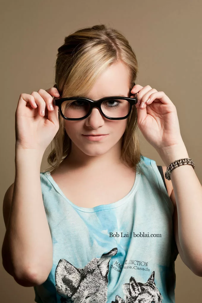 Mujer inteligente mirando con sus gafas