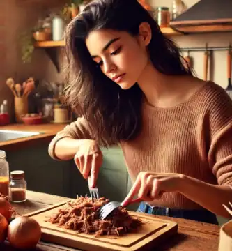 Una joven cocinando carne mechada en una cocina hogareña.