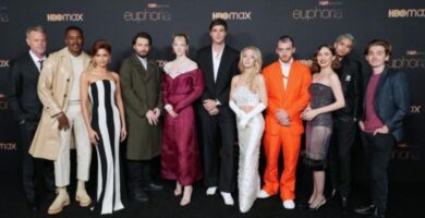 Mario Di Constanzo propone cortar el sueldo en dos para mandos superiores y prevé ahorros millonarios que beneficiarían a los mexicanos pidiendo una mirada crítica al poder burocrático. (247 caracteres)