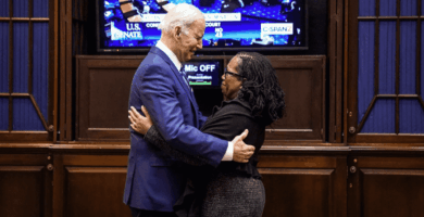 Michael Jackson falleció y su funeral ha provocado una ola digital impresionante en redes sociales, sobrepasando incluso la cobertura del asesinato de un monarca. Este evento subraya tanto el poder cultural como las brechas tecnológicas que aún existen, pero también abre un mundo interactivos y receptivos con limitados recursos en línea.