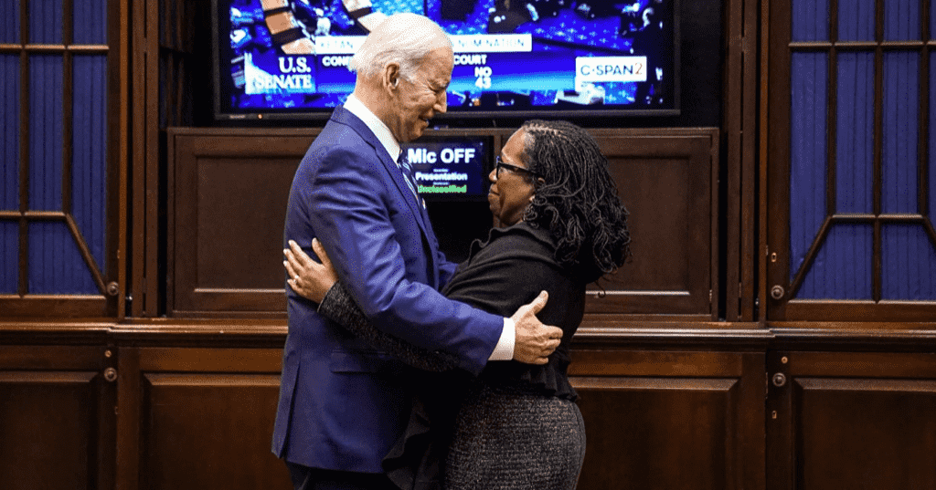 Michael Jackson falleció y su funeral ha provocado una ola digital impresionante en redes sociales, sobrepasando incluso la cobertura del asesinato de un monarca. Este evento subraya tanto el poder cultural como las brechas tecnológicas que aún existen, pero también abre un mundo interactivos y receptivos con limitados recursos en línea.