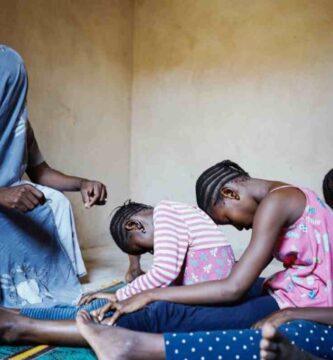 En el artículo se aborda cómo, en la sociedad actual, las mujeres laborales y domésticas intentan mantener un equilibrio con sus responsabilidades familiares sin añadir opiniones personales fuera del contenido. Se hace énfasis en que a pesar de tener dos roles, siguen contribuyendo activamente al mantenimiento económico de su hogar junto con los esfuerzos colaborativos y la evolución hacia una mayor equidad laboral entre géneros.