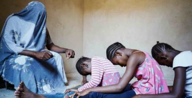 En el artículo se aborda cómo, en la sociedad actual, las mujeres laborales y domésticas intentan mantener un equilibrio con sus responsabilidades familiares sin añadir opiniones personales fuera del contenido. Se hace énfasis en que a pesar de tener dos roles, siguen contribuyendo activamente al mantenimiento económico de su hogar junto con los esfuerzos colaborativos y la evolución hacia una mayor equidad laboral entre géneros.