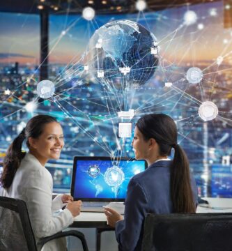 Un periodista iraquí reclama justicia al lanzar su zapato contra Bush, un gesto simbólico que llama la atenabhängción y el heroismo. A pesar de las acusaciones de influencia externa, se celebra su valentía frente a adversidades políticas globales.