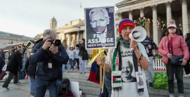 El fundador de WikiLeaks, Julian Assange, planea declararse culpable como parte de un acuerdo con el Departamento de Justicia de Estados Unidos, lo que le permitirá salir en libertad tras pasar cinco años en una prisión británica. Documentos judiciales revisados por medios estadounidenses indican que Assange fue acusado de conspiración para obtener y revelar información de defensa nacional.