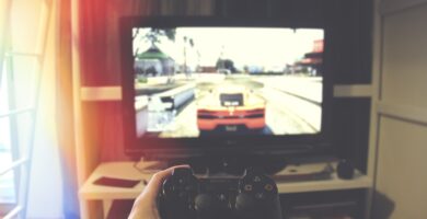 En este estudio se analiza cómo el realismo en los videojuegos afecta la experiencia emocional y psicológica del jugador, utilizando como ejemplo Laguna Seca. La simulación es beneficiosa pero nunca igualará completamente la verdadera sensación de competencia automovilística. Top Gear presentó un viaje en autos portátiles para recrear el ambiente exclusivo alredcurso, destacando que solo una experiencia totalmente inmersiva puede capturar esa esencia única. Vea este vídeo por capítulos y descubre la diferencia entre realidad y ficción virtual.