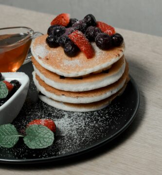 como hacer tortitas pancakes with berries and berries on black ceramic plate