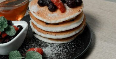 como hacer tortitas pancakes with berries and berries on black ceramic plate