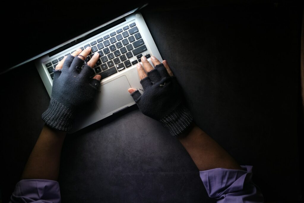 Ciberseguridad person in black long sleeve shirt using macbook pro