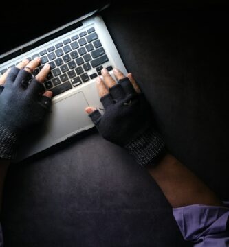Ciberseguridad person in black long sleeve shirt using macbook pro