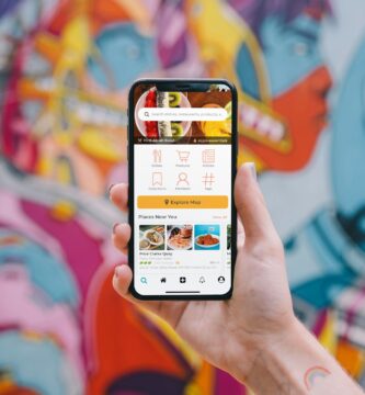 Cómo rastrear un número de teléfono person holding white iphone 5 c