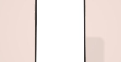 grabar la pantalla en iPhone a white phone with a black frame on a pink background