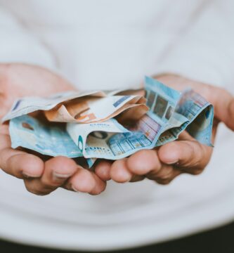 el banco central europeo recomienda a los europeos tener efectivo en casa para emergencias two Euro banknotes