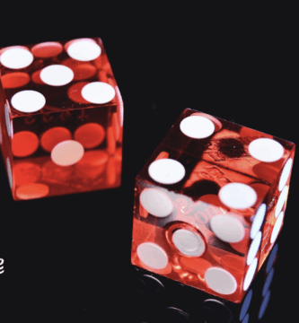 El auge de los pagos digitales está reconfigurando profundamente la experiencia de los casinos en línea en Argentina. La rápida expansión de las billeteras electrónicas, las pasarelas de pago instantáneo y las transferencias bancarias inmediatas ha impulsado una transformación que deja atrás la dependencia del efectivo. Este cambio responde a un público cada vez más acostumbrado a realizar operaciones diarias desde el celular y que exige rapidez, seguridad y simplicidad al jugar en plataformas digitales.