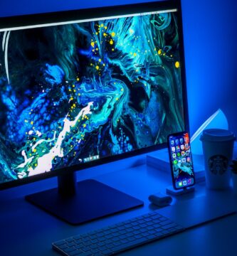 Cómo grabar la pantalla del ordenador flat screen computer monitor turned on beside black keyboard