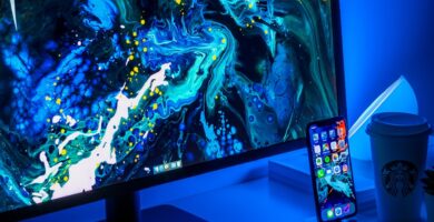 Cómo grabar la pantalla del ordenador flat screen computer monitor turned on beside black keyboard