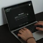 Bancos de edición de prompts AI A person typing on a laptop on a table