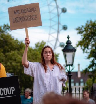 Democracia woman holding signboard