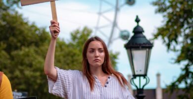 Democracia woman holding signboard