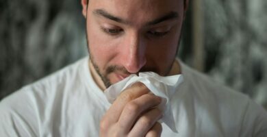 Flu A man wiping mouse with tissue paper