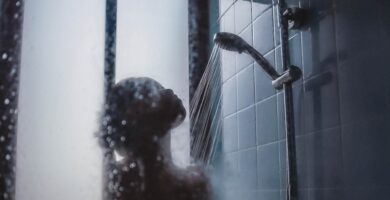 ducha woman under showerhead