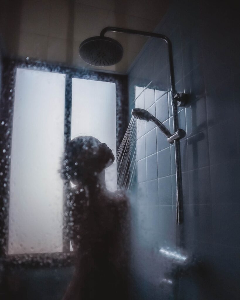 ducha woman under showerhead