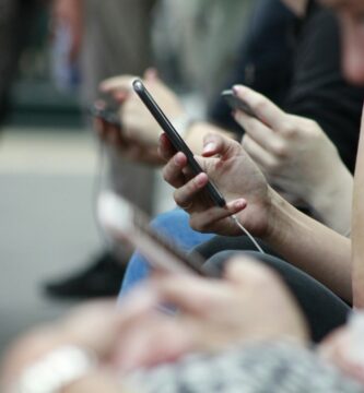 mejores proveedores de servicios de telecomunicaciones person holding black phone