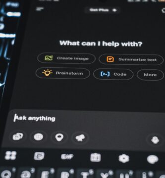 Cómo ganar dinero con IA A smartphone is showing an ai assistant's interface.