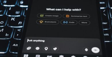 Cómo ganar dinero con IA A smartphone is showing an ai assistant's interface.
