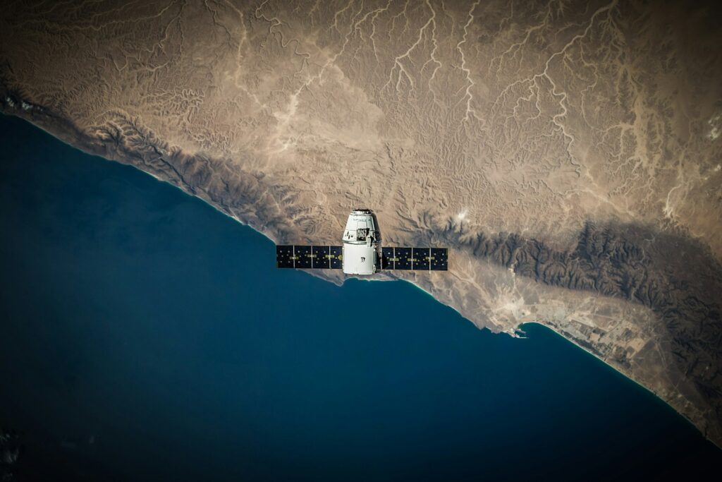 Satélite A space satellite hovering above the coastline