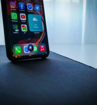 Cómo usar los atajos de Siri en iPhone y iPad black iphone 5 on black table