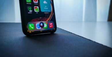 Cómo usar los atajos de Siri en iPhone y iPad black iphone 5 on black table