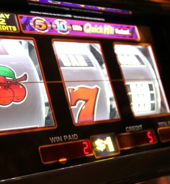 Slot black and white game machine