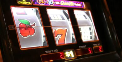 Slot black and white game machine