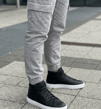 La gran diferencia entre un pantalón que simplemente "está ahí" y uno que "te queda bien" reside en la silueta. Los pantalones cargo con terminación elástica (estilo jogger) ofrecen una ventaja visual inmediata: crean una línea descendente que se estrecha en el tobillo.