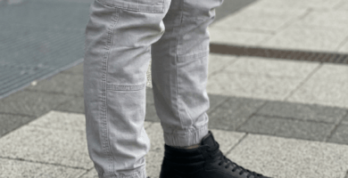 La gran diferencia entre un pantalón que simplemente "está ahí" y uno que "te queda bien" reside en la silueta. Los pantalones cargo con terminación elástica (estilo jogger) ofrecen una ventaja visual inmediata: crean una línea descendente que se estrecha en el tobillo.