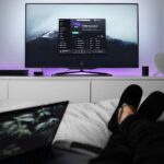 Usuario consumiendo contenido de streaming en múltiples pantallas