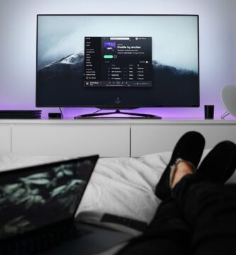 Usuario consumiendo contenido de streaming en múltiples pantallas