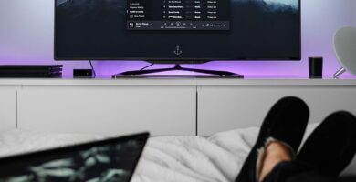 Usuario consumiendo contenido de streaming en múltiples pantallas