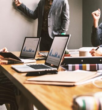 La arquitectura actual se encuentra inmersa en un profundo proceso de cambio impulsado por tecnologías como la Inteligencia Artificial (IA), la Realidad Virtual (VR) y Aumentada (AR), el Internet de las Cosas (IoT), la metodología Building Information Modeling(BIM) o la impresión 3D. Estas innovaciones están redefiniendo la forma en la que se diseñan, construyen y gestionan los edificios, dando lugar a proyectos más eficientes, sostenibles y alineados con las necesidades reales de las personas y del entorno.