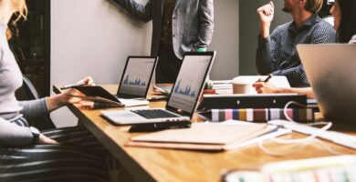 La arquitectura actual se encuentra inmersa en un profundo proceso de cambio impulsado por tecnologías como la Inteligencia Artificial (IA), la Realidad Virtual (VR) y Aumentada (AR), el Internet de las Cosas (IoT), la metodología Building Information Modeling(BIM) o la impresión 3D. Estas innovaciones están redefiniendo la forma en la que se diseñan, construyen y gestionan los edificios, dando lugar a proyectos más eficientes, sostenibles y alineados con las necesidades reales de las personas y del entorno.