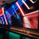 Si hay un nombre que resuena con fuerza en cada conversación sobre salir de fiesta, ese es The Muse Valencia (Carrer de Ruaya, 48). No es casualidad que se haya convertido en el epicentro del ambiente en la ciudad. The Muse ha apostado por un diseño vanguardista, una iluminación que te transporta a los mejores clubes de Europa y, sobre todo, muy buena música.