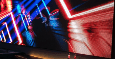 Si hay un nombre que resuena con fuerza en cada conversación sobre salir de fiesta, ese es The Muse Valencia (Carrer de Ruaya, 48). No es casualidad que se haya convertido en el epicentro del ambiente en la ciudad. The Muse ha apostado por un diseño vanguardista, una iluminación que te transporta a los mejores clubes de Europa y, sobre todo, muy buena música.