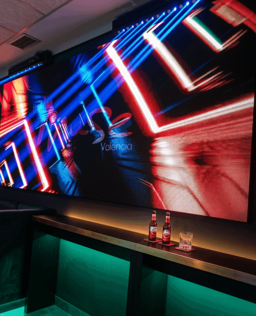 Fotografía de ambiente nocturno en Valencia con luces de neón, dentro de The Muse Valencia cerca de la zona de ocio de Deseo 54