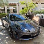 Deportivo clásico Alpine A110 expuesto en el hotel Westin Valencia
