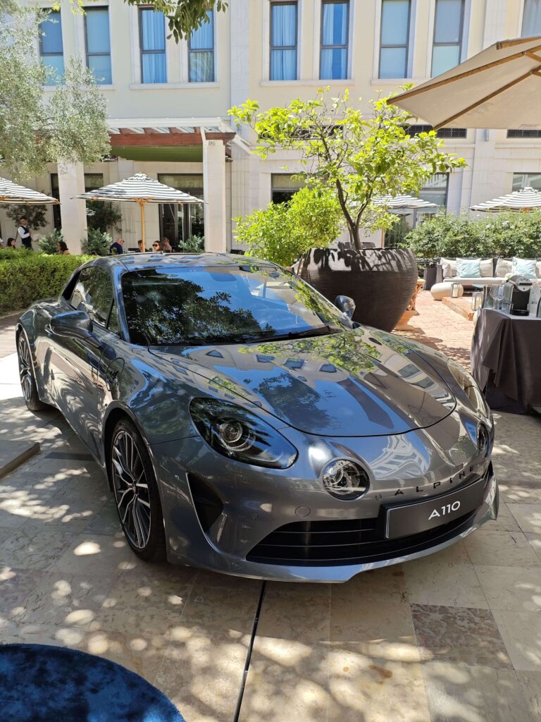 Deportivo clásico Alpine A110 expuesto en el hotel Westin Valencia