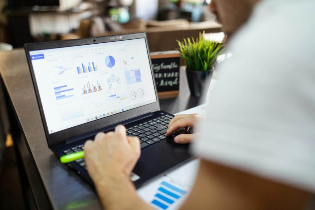 Interfaz de un software ERP en una pyme mostrando datos interconectados de contabilidad y almacén