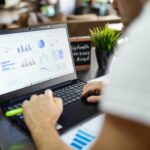 Interfaz de un software ERP en una pyme mostrando datos interconectados de contabilidad y almacén