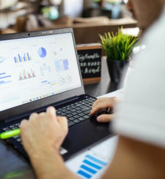 Interfaz de un software ERP en una pyme mostrando datos interconectados de contabilidad y almacén